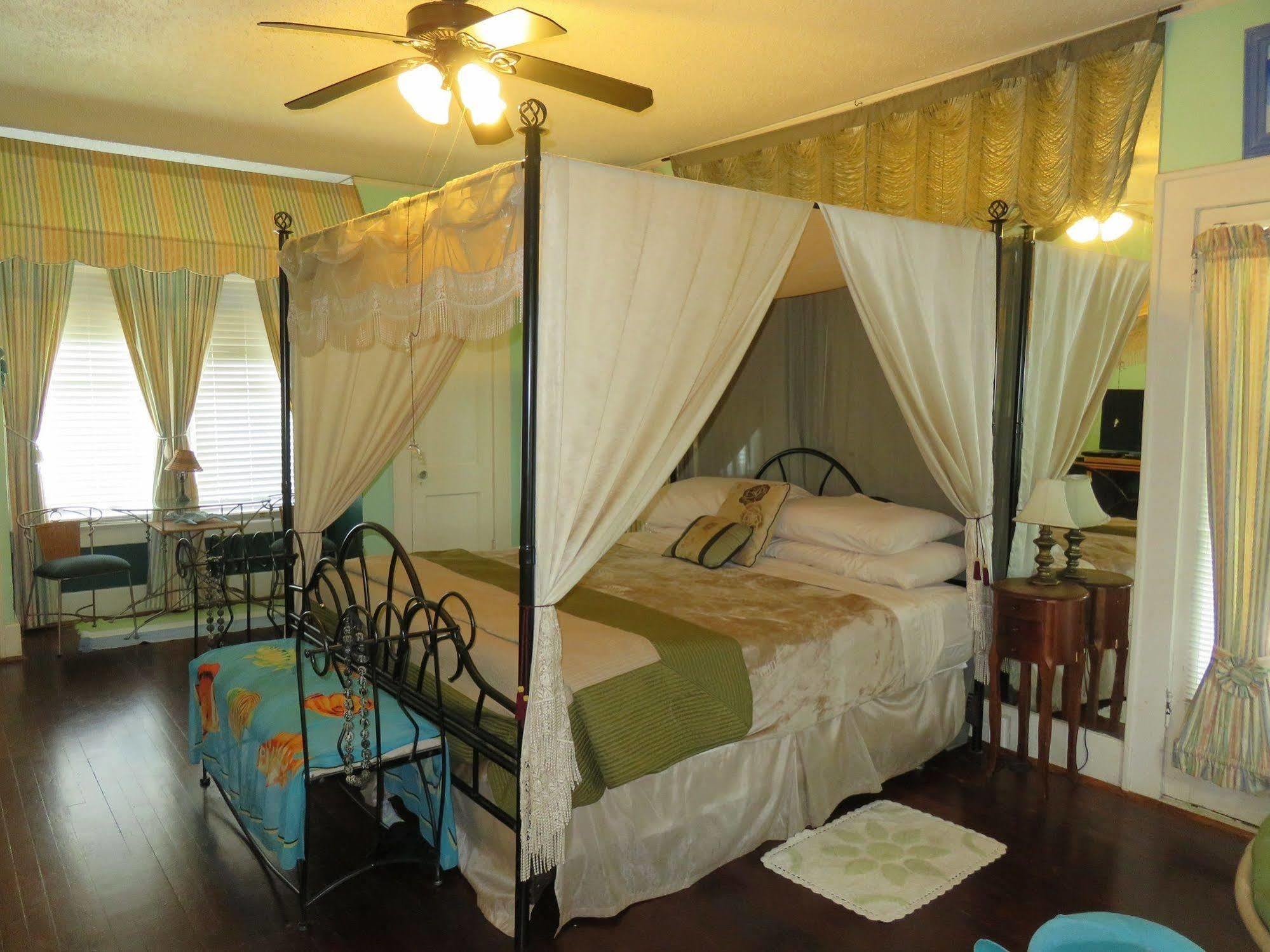 Avenue O Bed And Breakfast Галвестон Экстерьер фото